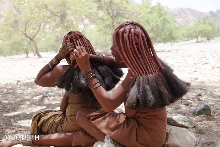 Himbas fotografiert von Thomas Hezel